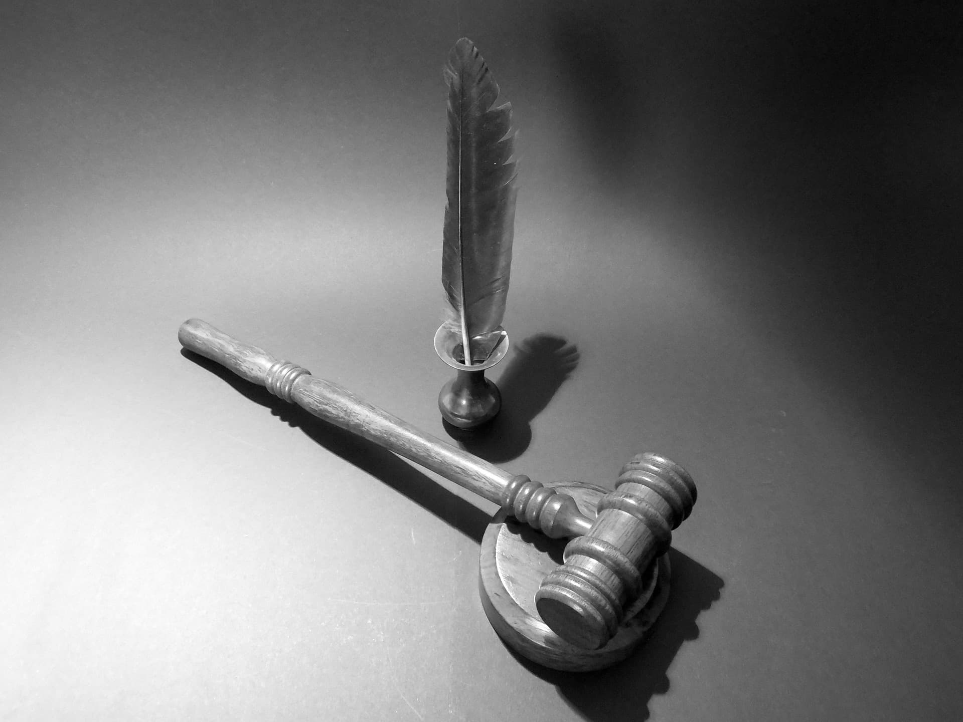 Gerichts-Hammer und Feder